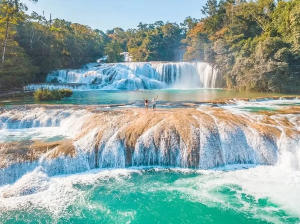 Agua Azul en Cascada Agua Azul- Misol-ha y la Zona Arqueológica de Palenque