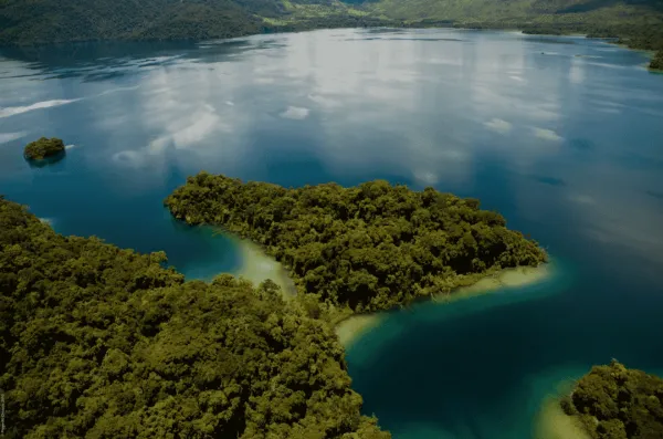laguna miramar en Laguna Miramar: Corazón de la Selva Lacandona