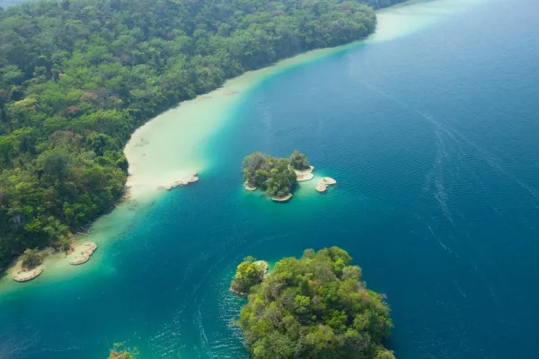 Laguna Miramar en Laguna Miramar: Corazón de la Selva Lacandona